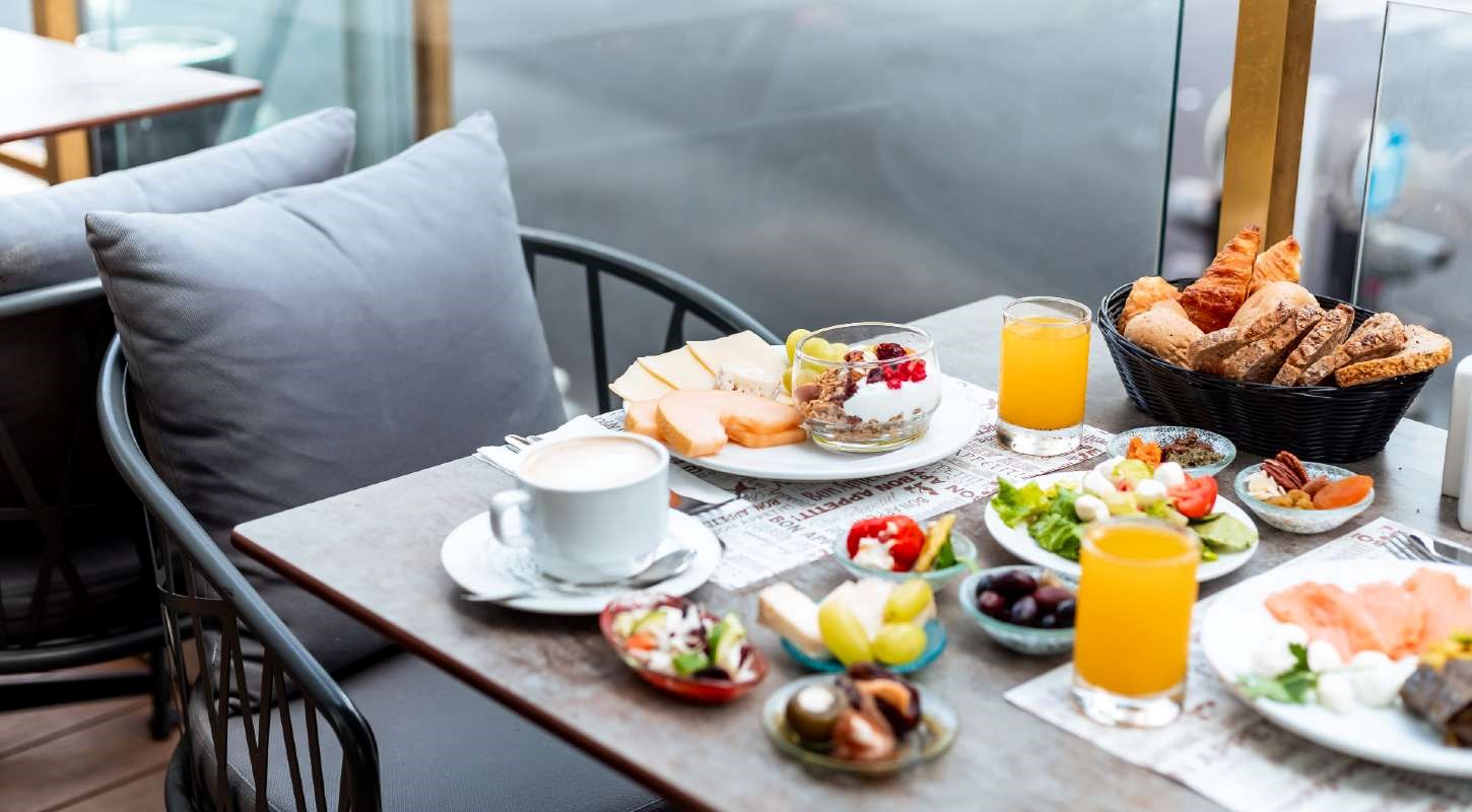 ramargan-ramada-lobby-balcony-food-5-1450-800