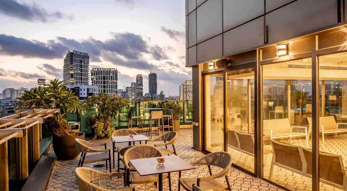 ramatgan-ramada-pool-sitting-5-1450-800