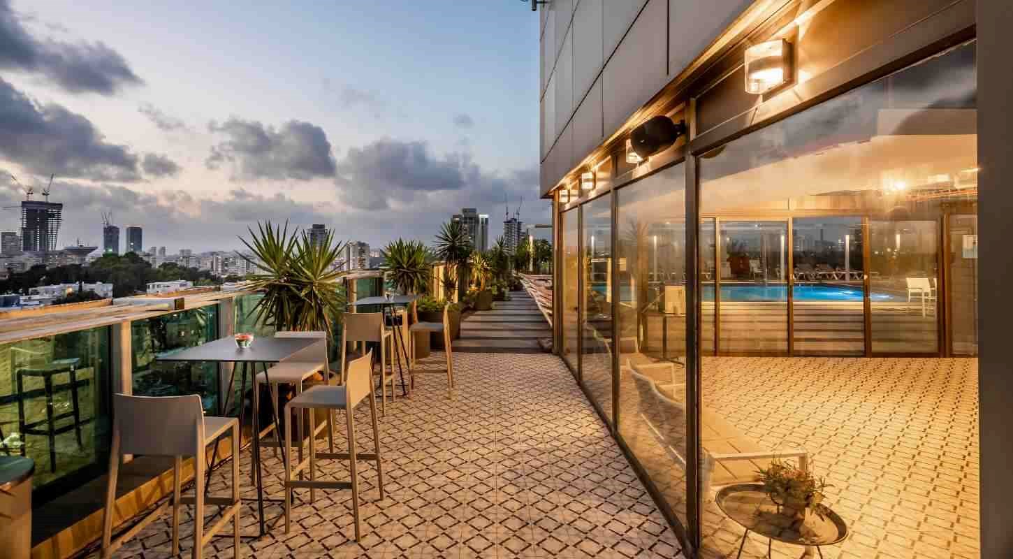 ramatgan-ramada-pool-sitting-6-1450-800