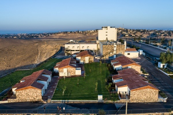 מדשאה במרחב פנימי